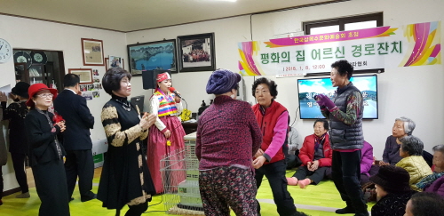 상록수문화예술회 소속 가수들이 노인복지센터 '평화의집'을 찾아 세배를 드리고 재능기부 공연을 갖고 어르신들과 흥겨운 시간을 보내고 있는 모습.