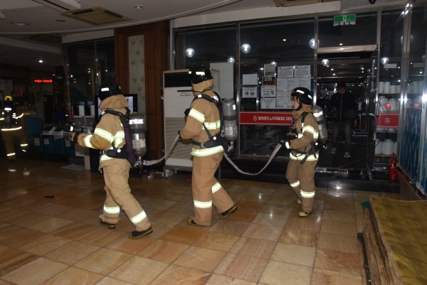 서대문소방서는 야간시간대 화재예방을 위한 불시 야간소방훈련을 실시했다.