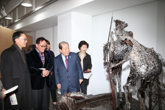 박홍섭 구청장(오른쪽에서 두번째)이 작품을 감상하고 있다.