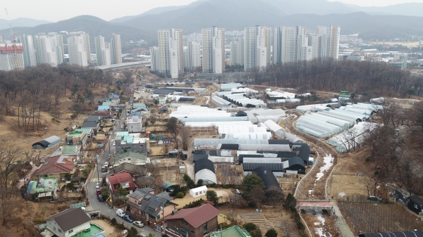 아파트 단지에 둘러싸여 있는 송동마을 모습.