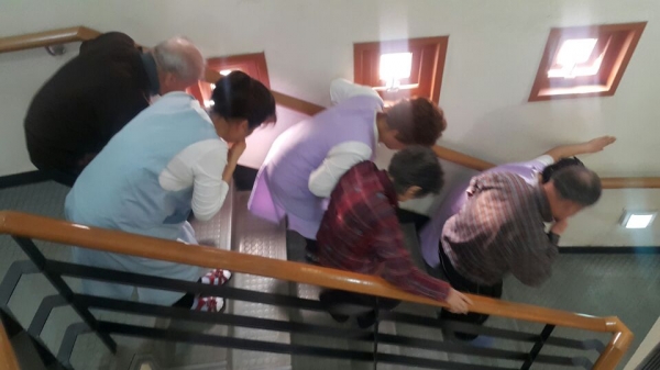서대문소방서는 8일 홍은노인요양센터에서 어르신과 시설관계자들을 대상으로 유사시 초기대응과 대피훈련을 실시했다.