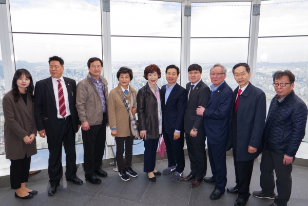 잠실 롯데월드타워를 벤치마킹한 강남구의회 복지도시위원회 의원들(우측 네 번째 이관수 위원장)