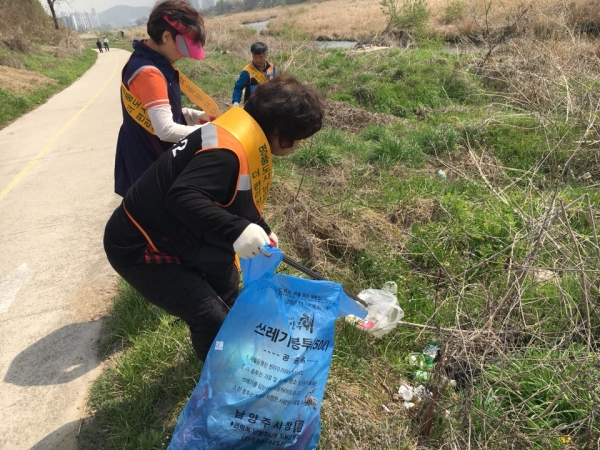 8272 자율봉사단들이 봄맞이 대청소에 나서 하천변 생활쓰레기를 수거하고 있다.