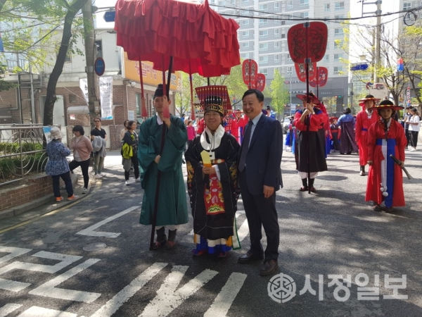원윤희 시립대학장(가운데)와 강병호 동대문구청장 권한대행 부구청장(오른쪽) ⓒ유주영 기자