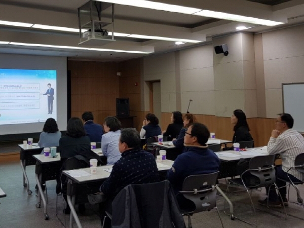 강동구시설관리공단 직원들이 '심리치유 교육'을 듣고 있다. /사진 강동공단