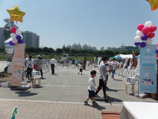 중랑구는 18일부터 20일까지 ‘2018 서울장미축제’ 내 중화체육공원에서 ‘제8회 사랑스런 우리 아이 사진 전시회’를 개최한다.