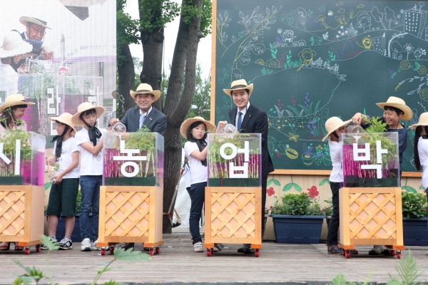 이해식 구청장이 참가자들과 서울도시농업박람회 개막 퍼포먼스를 하고 있다.