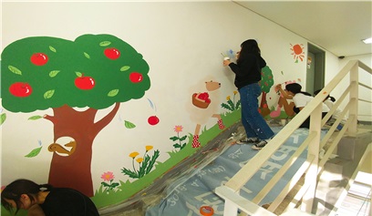 용산공단 미술동아리 '소나무'에 소속된 청소년이  벽화그리기 활동을 하고 있다.