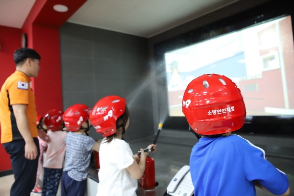강북소방서는 15일 오전 10시 4층 소방안전교실에서 삼동어린이집 40명을 대상으로 소방안전체험교육을 실시했다.