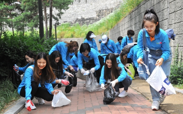 국제위러브유운동본부 회원들이 10일 종로구 흥인지문 일대에서 환경정화활동을 펼쳤다.