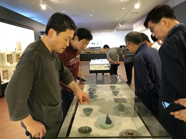 고위정책과정연수생들이 서울한방진흥센터 내 한의약박물관을 둘러보고 있다.