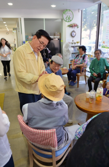유덕열 동대문구청장이 지난해 기억키움학교를 방문해 어르신들과 대화를 나누고 있다.