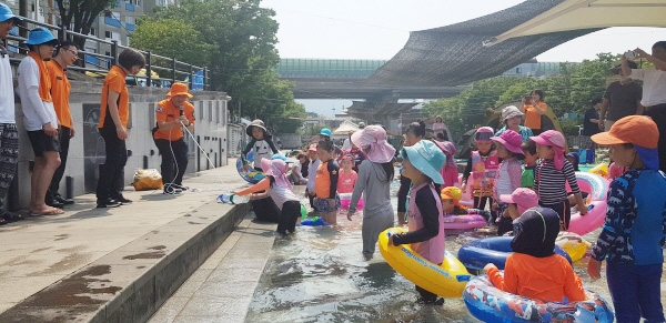 송파소방서는 3일 오전 송파구 성내천 물놀이장에서 이용객을 대상으로 물놀이 안전교육을 실시했다.