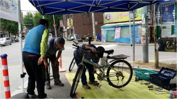 강북구 주민이 자전거 이동수리 서비스를 받고 있다.