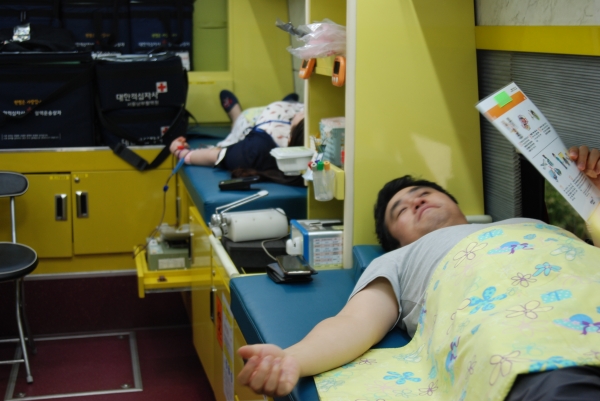 송파공단은 최근 명절 연휴 혈액 수급난을 해소하기 위해 지역주민과 임직원 32여명이 자발적으로 헌혈에 참여했다.
