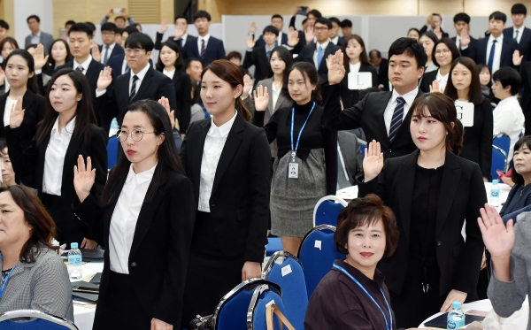 인천시는 8일 시청 대회의실에서 새내기 공무원 100명과 가족 등 170여명이 참석한 가운데 '2018년 신규공무원 임용장 수여식'을 가졌다.