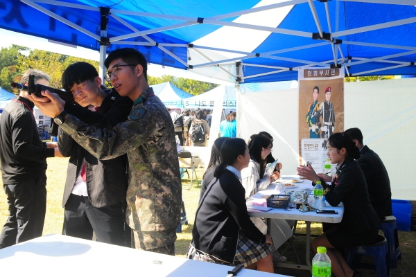 행사에 참여한 학생들이 직업군인체험부스에서 군인체험과 함께 상담을 받고 있다.