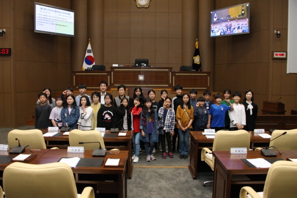 이필례 마포구의회 의장이 신석초등학교 학생들과 기념촬영을 하고 있다.