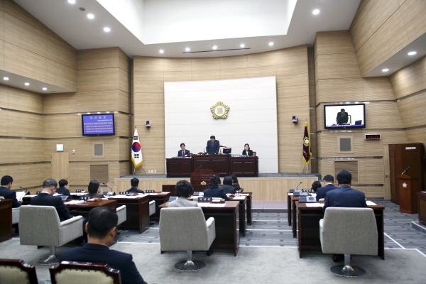 김정재 용산구의회 의장이 본회의를 진행하고 있다.