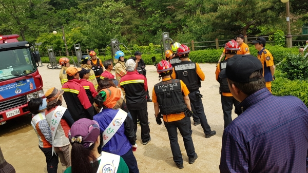 올해 5월 아차산에서 구와 소방서 직원들이 함께 산불진화합동훈련을 실시한 모습