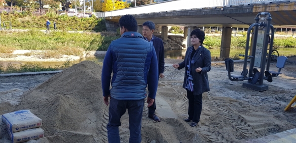 강북구의회 유인애 부의장이 우이천 산책로 정비 공사 현장을 살펴보고 있다.