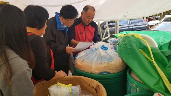 마포구 관계자가 농수산물시장을 방문해 원산지 점검을 하고 있다.