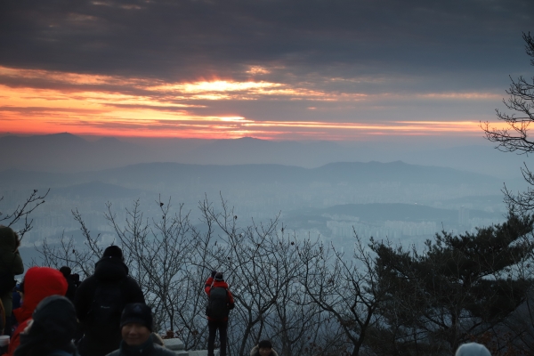 새해 첫날 북한산 시단봉에서 일출 바라보는 시민들