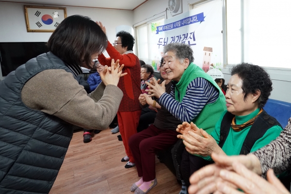 21일 동대문구 제기동 방아다리 경로당에서 진행된 치매 조기 검진 프로그램에 참여한 어르신이 치매 예방 운동을 배우고 있다.