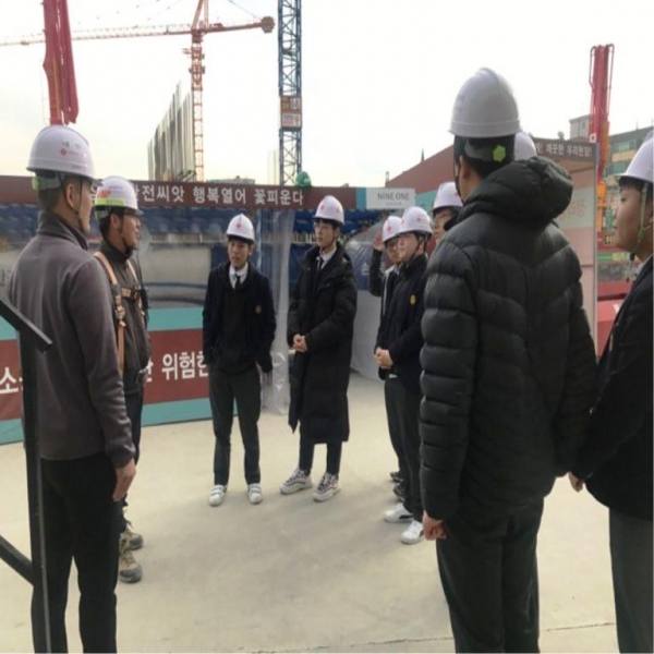 작년 11월 용산공업고등학교 학생 9명이 ‘나인원한남 공사현장’을 방문, 롯데건설 현장 책임자로부터 교육을 받고 있는 모습.
