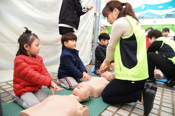 중랑구 안전문화 체험한마당에서 어린이들이 심폐소생술을 배우고 있다.
