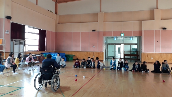 인천 부평구(구청장 차준택)보건소는 ‘제39회 장애인의 날’을 맞아 지난 18일 갈산초등학교에서 2·4학년 4개 학급을 대상으로 장애체험을 진행했다.