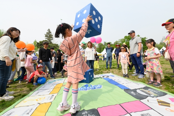 제8회 서울동화축제에서 어린이가 행사에 참가하고 있다.