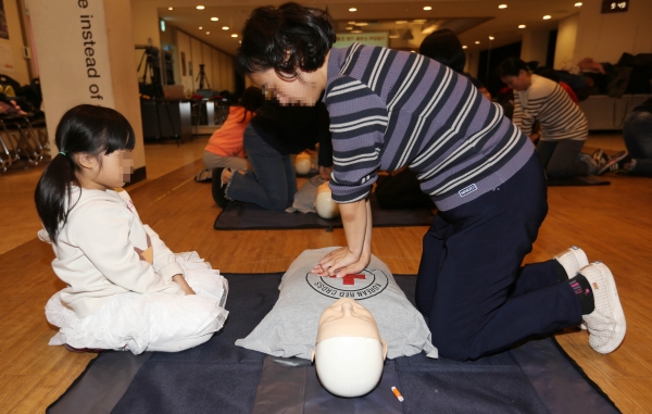 재난구호소 체험 캠프 프로그램에 참여한 주민이 심폐소생술을 실습하고 있는 모습.