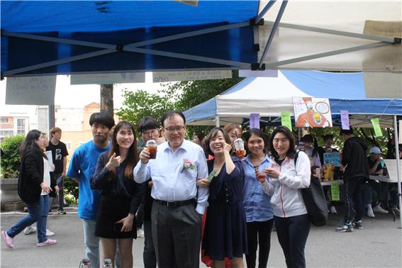 서울기독대는 15일부터 17일까지 3일간 본교 교정에서 총학생회 주관으로 공연과 다양한 이벤트로 82회 환원대축제를 개최했다.