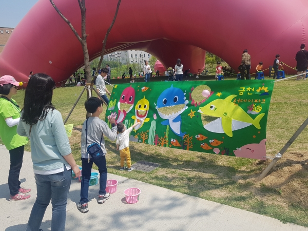 지난 11일 금나래중앙공원 ‘금천선데이파크’에서 아이들이 던지기 놀이를 하고 있다