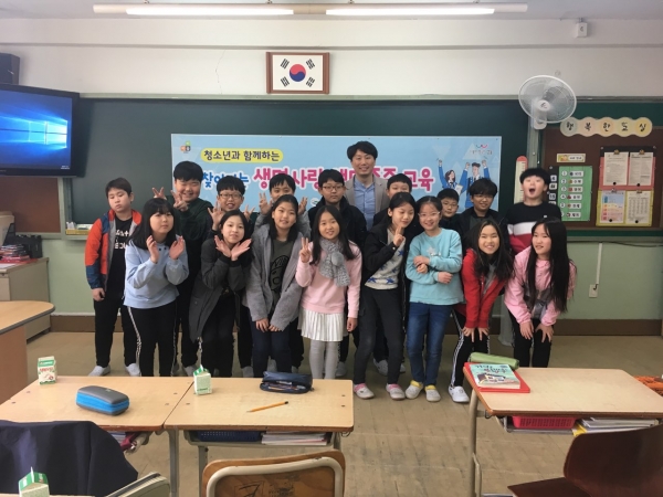 2019년 4월 15일 고명초등학교 4학년 학생들이 생명존중교육을 받은 후 환하게 웃고 있다.