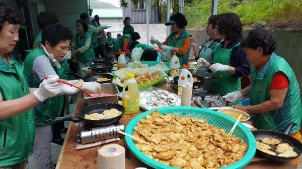 지난 5일 남양주시 마을공동회관에서 불우이웃돕기 ‘사랑의 일일찻집’이 열렸다. 사진은 새마을부녀회 회원들이 음식을 준비하고 있는 모습.