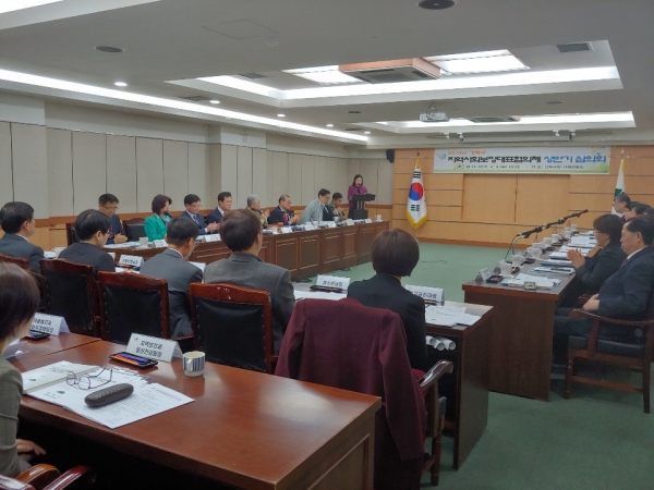 강북구가 사회복지접인의 외부추천 이사를 10월까지 공모한다. 사진은 4월에 열린 지역사회보장협의체 상반기 심의회 모습이다.