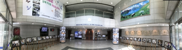 성북구의회 청사 1층 로비에서 열리고 있는 의정사진 전시회 전경.