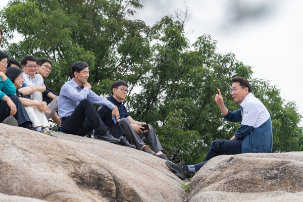 김선갑 광진구청장이 민선7기 1주년을 맞아 지난 1일 직원들과 함께 아차산을 등반한 후 소통하는 시간을 갖고 있다.