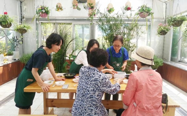 도봉구 정원지원센터에서 주민들이 원예체험 수업을 받고 있다.