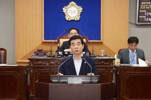 강북구의회 조윤섭 의원이 지난 5일 열린 제227회 임시회에서 5분 자유발언을 하고 있다.