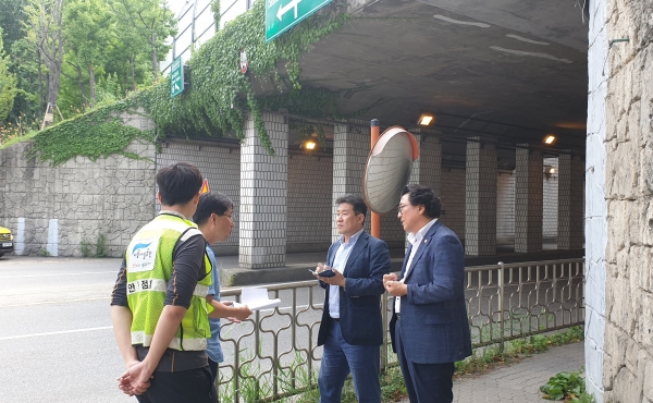 암사동 토끼굴 현장을 서울시설공단 관계자들과 함께 점검을 하고 있는 방민수 의원(사진 우측).