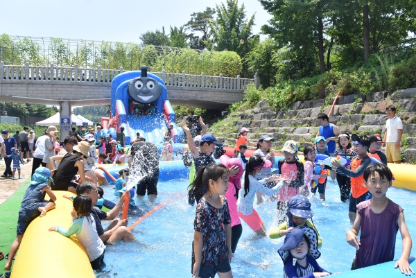 지난해 개최한 당현천 물축제에서 어린이들이 물놀이를 즐기고 있다. 한편, 20~21일 양일간 당현천 물축제를 개최한다.
