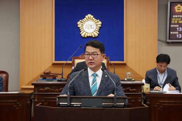 강북구의회 구본승 의원이 12일 제227회 임시회 제2차 본회의에서 5분 발언을 하고 있다.