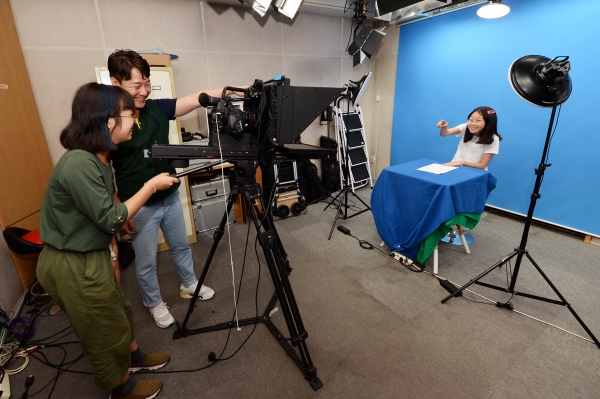 동대문구청 방송국에서 학생들이 방송 제작을 체험하고 있다.