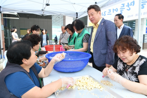 꿀마늘 만들기 참여자들을 격려하는 안승남 시장.