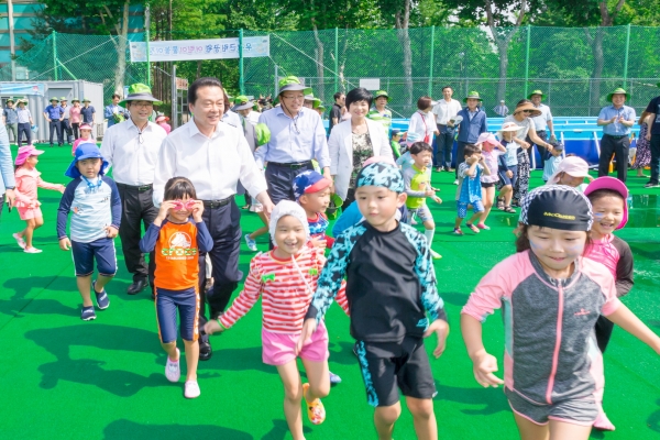 강서구(구청장 노현송)는 19일 우장산근린공원 축구장에 가족이 함께 피서를 보낼 수 있는 ‘어린이 물놀이장’을 개장했다.