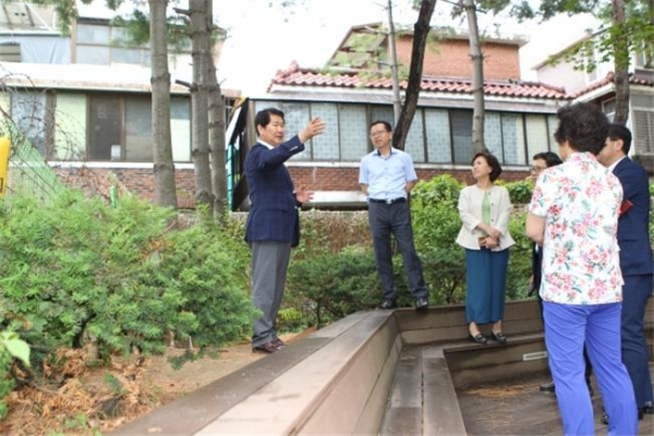 강동구의회 양평호 의원이 유휴공간 활용방안 강구를 위해 천일어린이공원을 점검하고 있다.