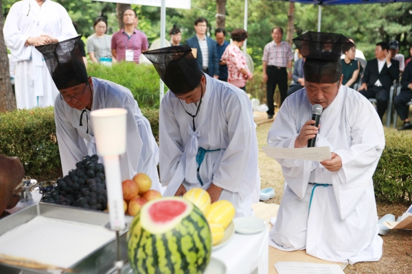 지난해 8월 열린 강일동 산치성제에서 제관들이 제례를 드리고 있다.